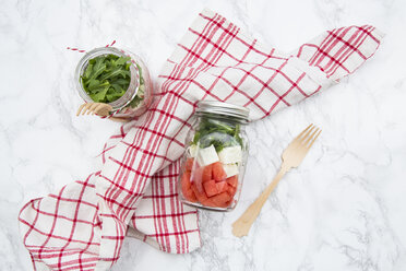 Salat mit Wassermelone, Rucola und Feta im Glas - LVF005041