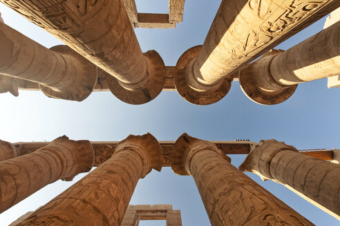 Ägypten, Luxor, Karnak-Tempel, Säulen, niedriger Blickwinkel - FPF000087