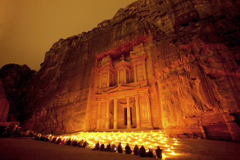 Jordanien, Ma'an Governorate, Petra, Al Khazneh bei Nacht, lizenzfreies Stockfoto