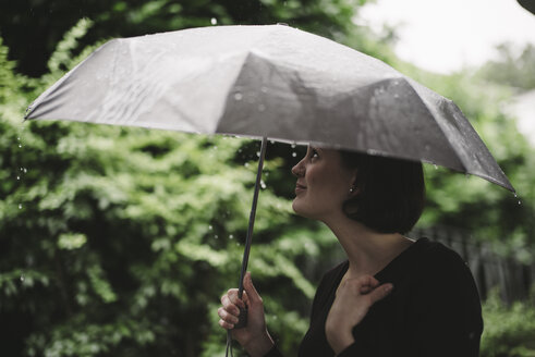 Frau mit Regenschirm an einem regnerischen Tag - DASF000049