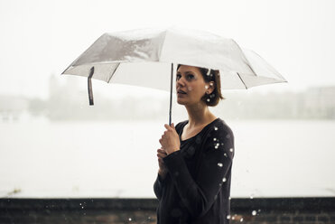 Frau mit Regenschirm an einem regnerischen Tag - DASF000052