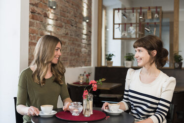 Two best friends sitting in a coffee shop - KAF000168