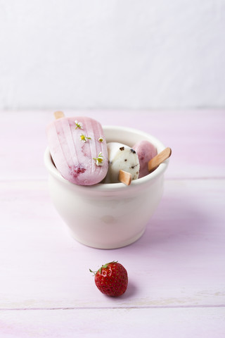 Buttermilcheis, Erdbeere und Vanille, lizenzfreies Stockfoto