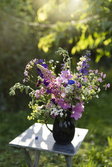 Sommerblumen in der Vase, Lupine, Stockrose, Kornblume, Frauenmantel und Glockenblume - MYF001663