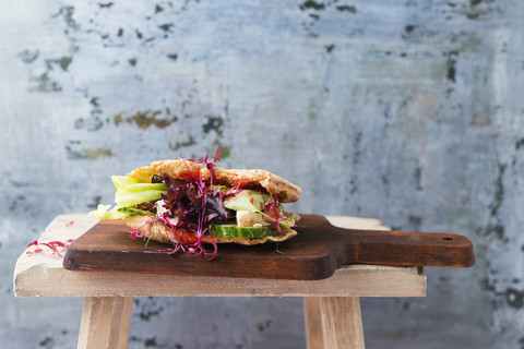 Fladenbrot gefüllt mit Salat, Gurke, Tomate, Mozzarella und Kresse, vegetarisch, lizenzfreies Stockfoto