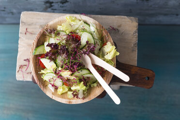 Salat, vegan, cucumber, tomato, rock chives on wooden plate and - MYF001677