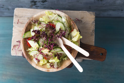 Salat, vegan, Gurke, Tomate, Schnittlauch auf Holzteller und - MYF001677