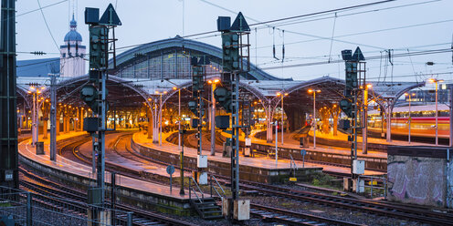 Deutschland, Köln, Hauptbahnhof am Abend - WGF000887