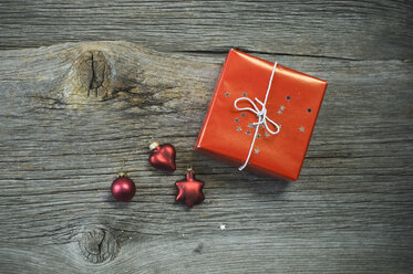 Christmas decoration and red present on wood - ASF005922
