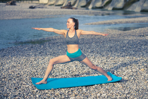 Frau übt Yoga am Flussufer - YNF000006