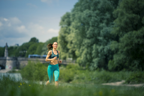 Junge Frau joggt in der Natur, lizenzfreies Stockfoto