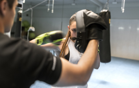 Junge Frau im Fitnessstudio beim Boxtraining, lizenzfreies Stockfoto