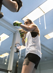 Young woman in gym doing boxing training - MGOF002012