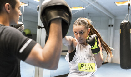 Young woman in gym doing boxing training - MGOF002013