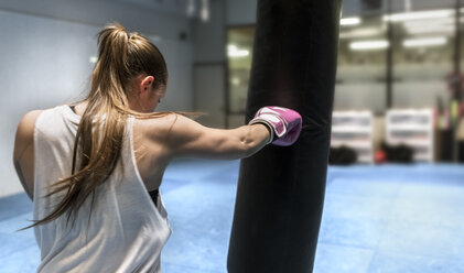 Junge Frau beim Boxen im Fitnessstudio - MGOF002026