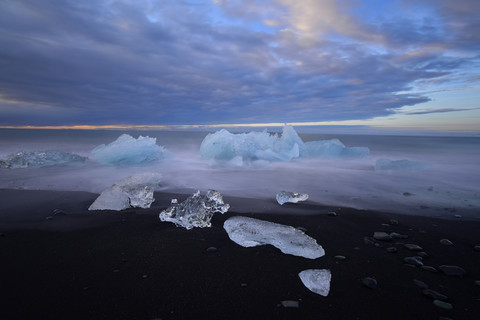 Island, Jokulsarlon, Eisberge in der Dämmerung, lizenzfreies Stockfoto