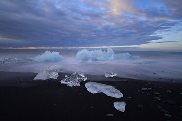 Iceland, Jokulsarlon, icebergs at twilight - FDF000195