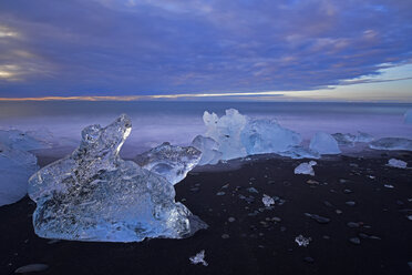 Iceland, Jokulsarlon, icebergs at twilight - FDF000196