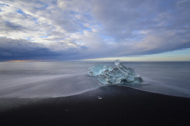 Iceland, Jokulsarlon, icebergs at twilight - FDF000197