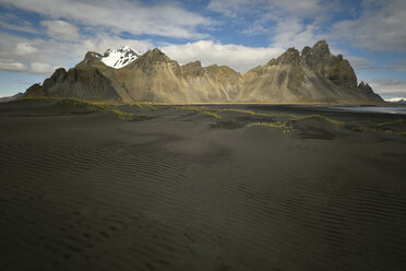Island, Landschaft mit schwarzem Sand in Südisland - FDF000200