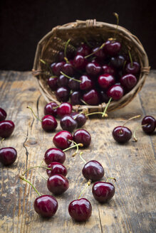 Wickerbasket of cherries on wood - LVF005060