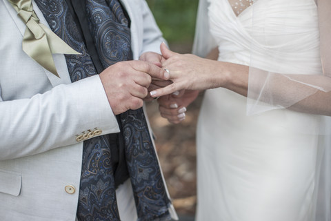 Hände von Braut und Bräutigam mit Ehering, lizenzfreies Stockfoto