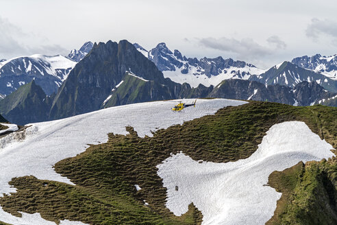 Deutschland, fliegender Hubschrauber am Nebelhorn in den Allgäuer Alpen - PCF000253