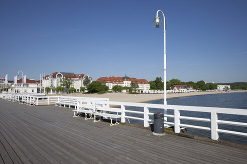 Poland, Pomerania, pier in resort town of Sopot at Baltic Sea - ABOF000096