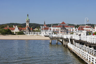 Polen, Pommern, Kurort Sopot an der Ostsee, Blick von der Seebrücke, Strand - ABOF000098