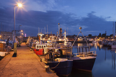Polen, Pommern, Wladyslawowo Stadt bei Nacht, Fischereihafen mit Booten an der Mole - ABOF000099