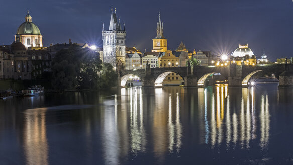 Tschechische Republik, Prag, Karlsbrücke und Altstadt bei Nacht - MELF000131