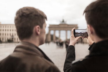 Zwei Jugendliche machen mit ihrem Smartphone ein Foto vom Brandenburger Tor in Berlin - MMFF001282