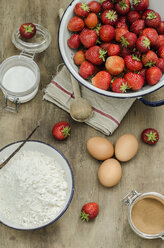 Zubereitung, Pfannkuchen mit Erdbeeren, Eiern, Mehl, Zimt, Zucker und Vanilleschote - ODF001397