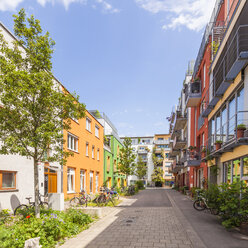 Deutschland, Tuebingen, Ökologische Mehrfamilienhäuser im Französischen Viertel - WDF003680
