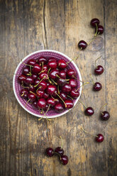 Bowl of cherries on wood - LVF005064