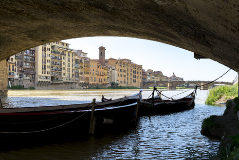 Italien, Toskana, Florenz, Boote unter dem Ponte Vecchio - FMOF000052