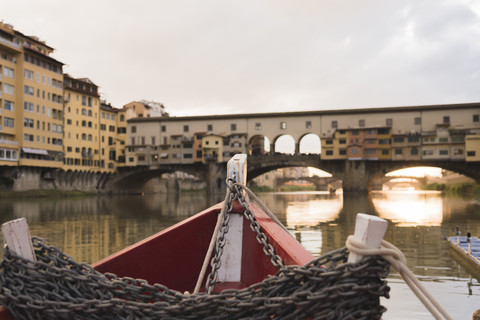 Italien, Toskana, Florenz, Ponte Vecchio mit dem Boot, lizenzfreies Stockfoto