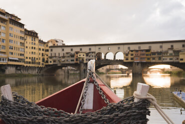 Italien, Toskana, Florenz, Ponte Vecchio mit dem Boot - FMOF000053