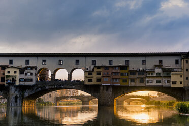 Italien, Toskana, Florenz, Ponte Vecchio - FMOF000054