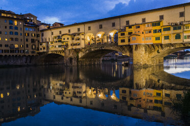Italien, Toskana, Florenz, Ponte Vecchio zur blauen Stunde - FMOF000056