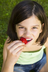 Porträt eines Mädchens, das eine Erdbeere isst - LVF005081
