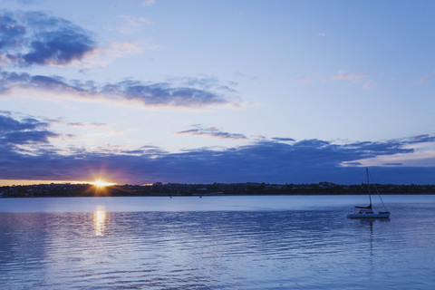 Neuseeland, Auckland, Waitemata Harbour bei Sonnenuntergang, lizenzfreies Stockfoto