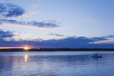 Neuseeland, Auckland, Waitemata Harbour bei Sonnenuntergang - GWF004771