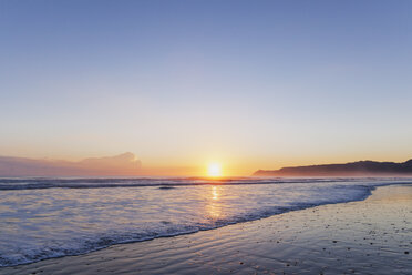 Neuseeland, Nordinsel, East Cape Region, Te Araroa Bay, Strand bei Sonnenaufgang - GWF004775