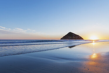 Neuseeland, Ostkap, Anaura Bay bei Sonnenaufgang - GWF004779