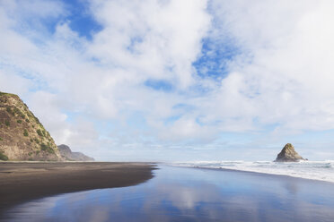 Neuseeland, Nordinsel, Region Auckland, Karekare Beach, Waitakare Ranges, Tasmanische See, schwarzer Sandstrand - GWF004780