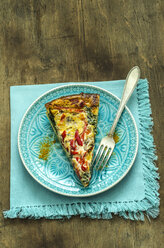 Vegetable quiche with paprika, spinach and champignon on plate - ODF001400