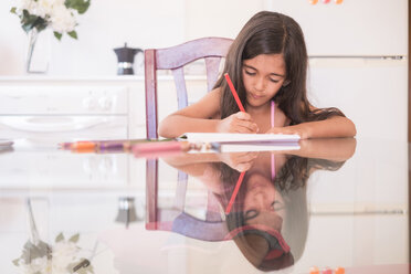 Young girl on the table - SIPF000592