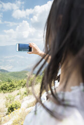 Griechenland, Zentralmazedonien, Frau macht Smartphone-Foto in den Bergen - DEGF000872