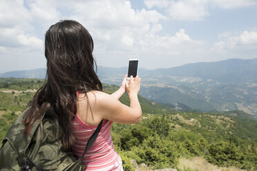 Griechenland, Zentralmazedonien, Frau macht Smartphone-Foto in den Bergen - DEGF000873